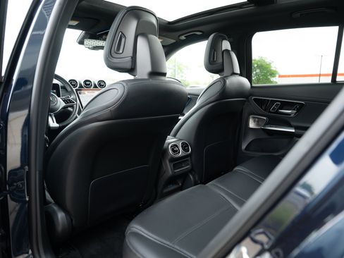 Used 2024 Mercedes-Benz GLC 300 4MATIC image 28