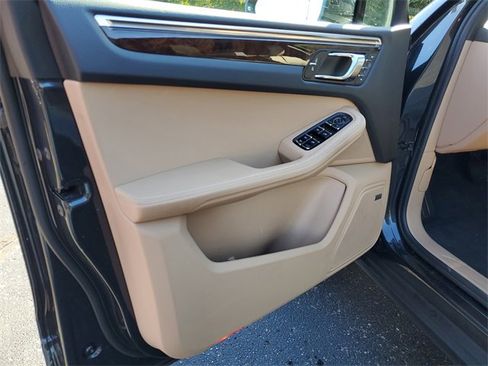 Used 2022 Porsche Macan image 6