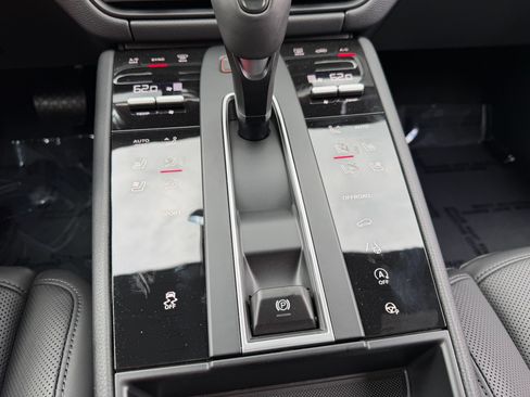 Certified 2026 Porsche Macan AWD/4WD image 28