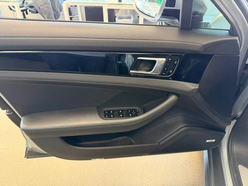 Used 2019 Porsche Panamera 4 image 32