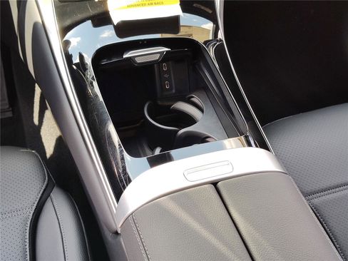 New 2025 Mercedes-Benz GLC 300 image 9