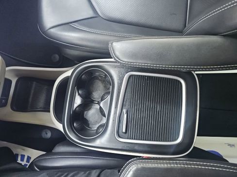 Used 2023 Chrysler Pacifica Touring-L image 25