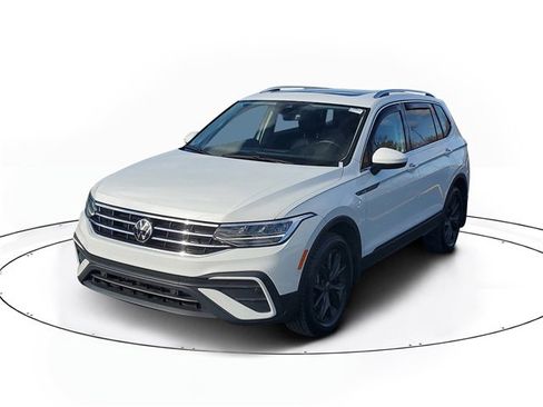 Certified 2024 Volkswagen Tiguan SE image 2