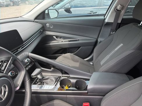 Used 2025 Hyundai Elantra SEL FWD image 17