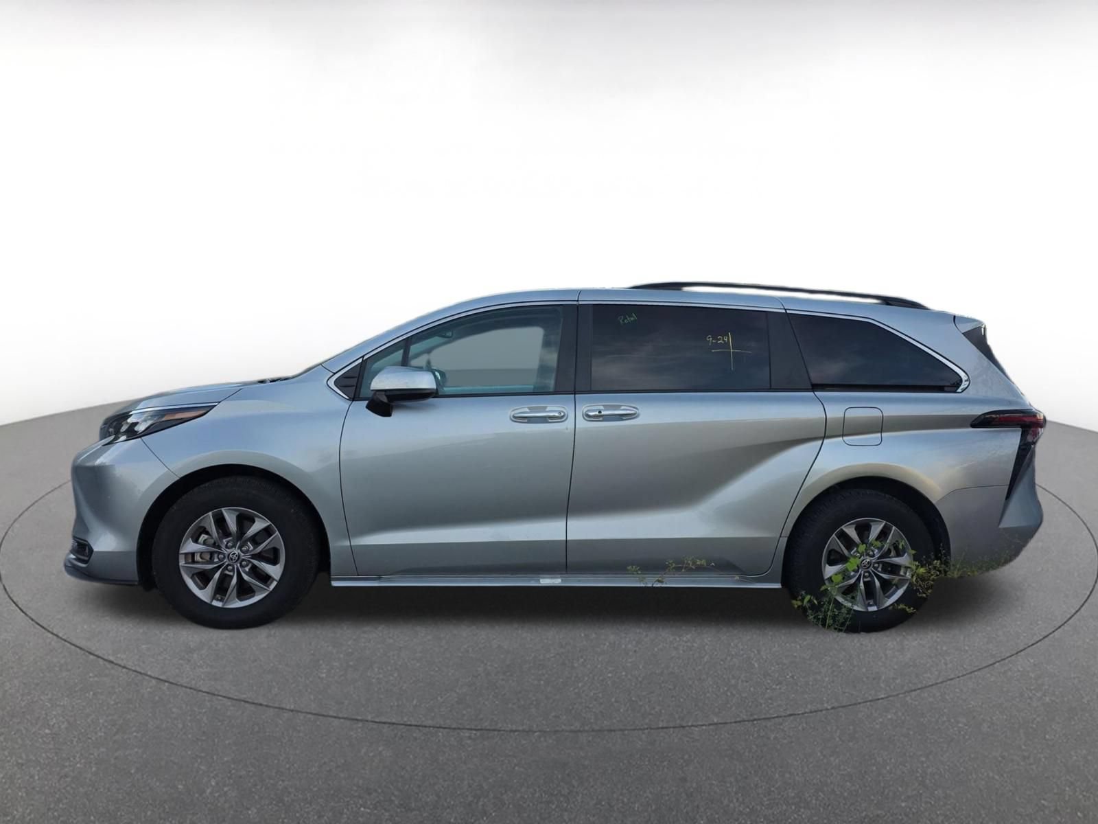 Used 2025 Toyota Sienna XLE FWD image 4