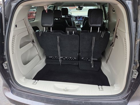 Used 2022 Chrysler Pacifica Touring-L image 8