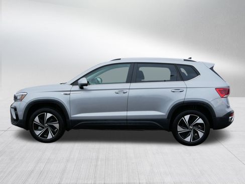 Used 2024 Volkswagen Taos SE w/ Panoramic Sunroof Package image 4
