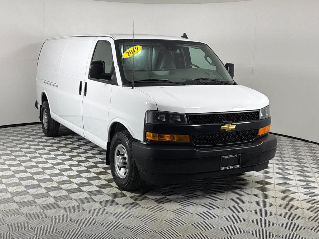 Used 2019 Chevrolet Express 3500 Extended w/ Driver Convenience Package RWD image 3