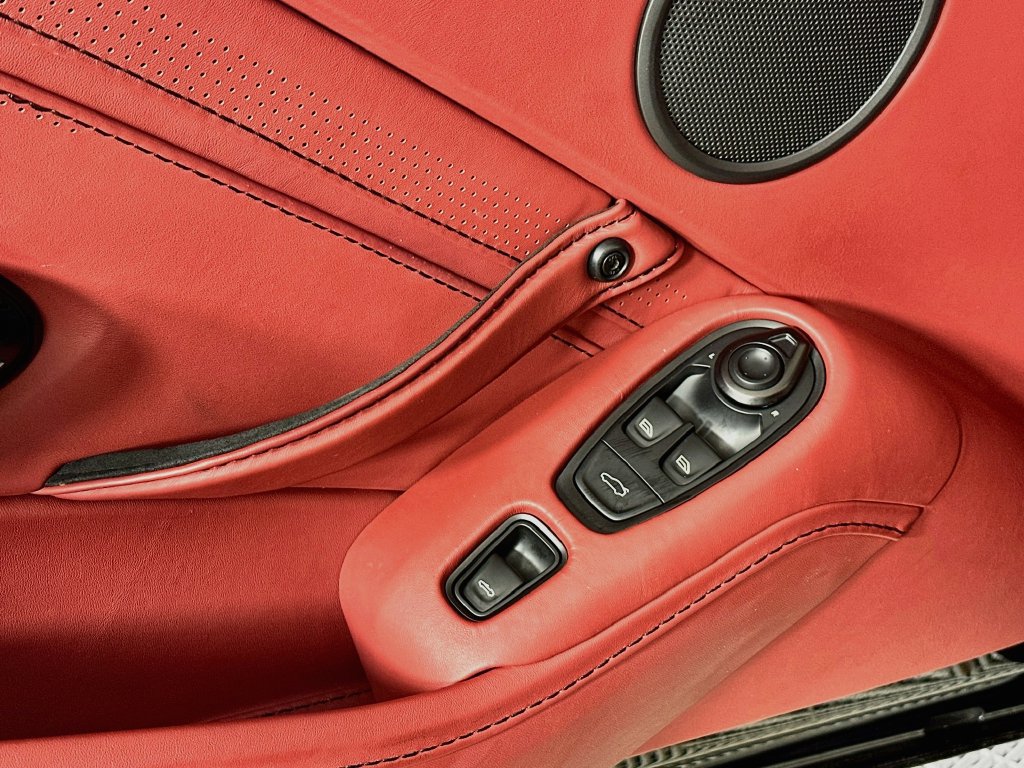 Used 2022 Aston Martin V8 Vantage Roadster RWD image 18