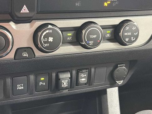 Certified 2019 Toyota Tacoma SR5 AWD/4WD image 21