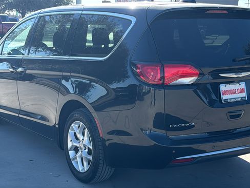 Certified 2020 Chrysler Pacifica Touring w/ Tire & Wheel Group image 7