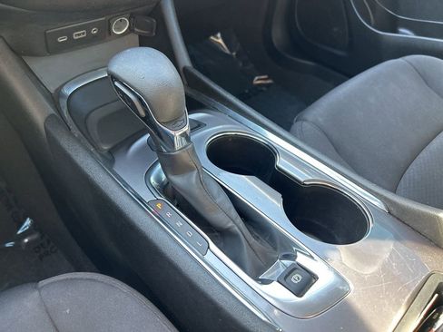 Used 2022 Chevrolet Malibu LT image 32