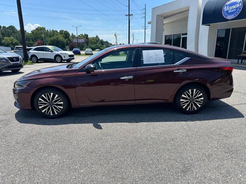 Used 2025 Nissan Altima 2.5 SV FWD image 2