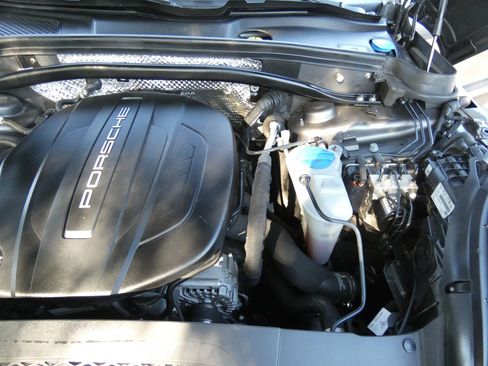 Used 2018 Porsche Macan Sport Edition image 52