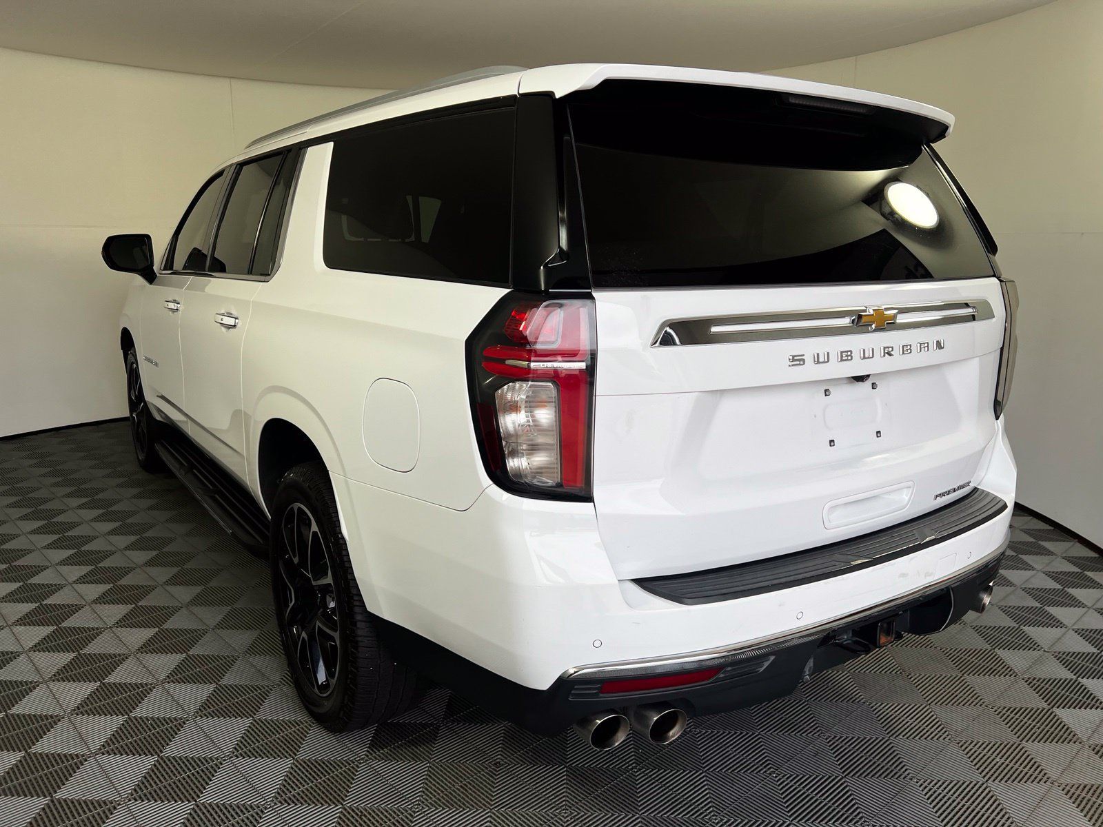 Used 2022 Chevrolet Suburban Premier AWD/4WD image 7