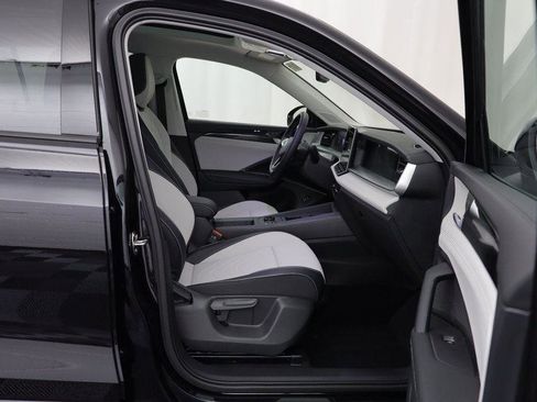 New 2025 Volkswagen Tiguan SE image 19