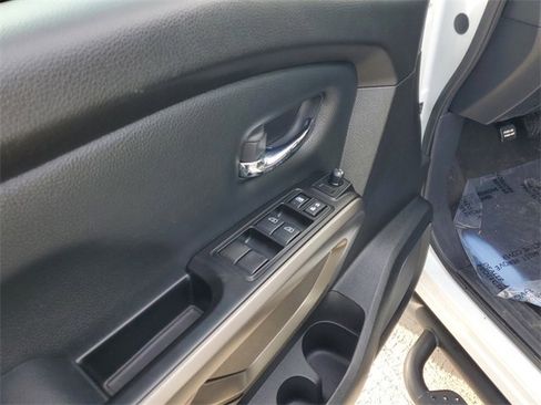 Used 2024 Nissan Titan SV w/ SV Bronze Edition Package image 9