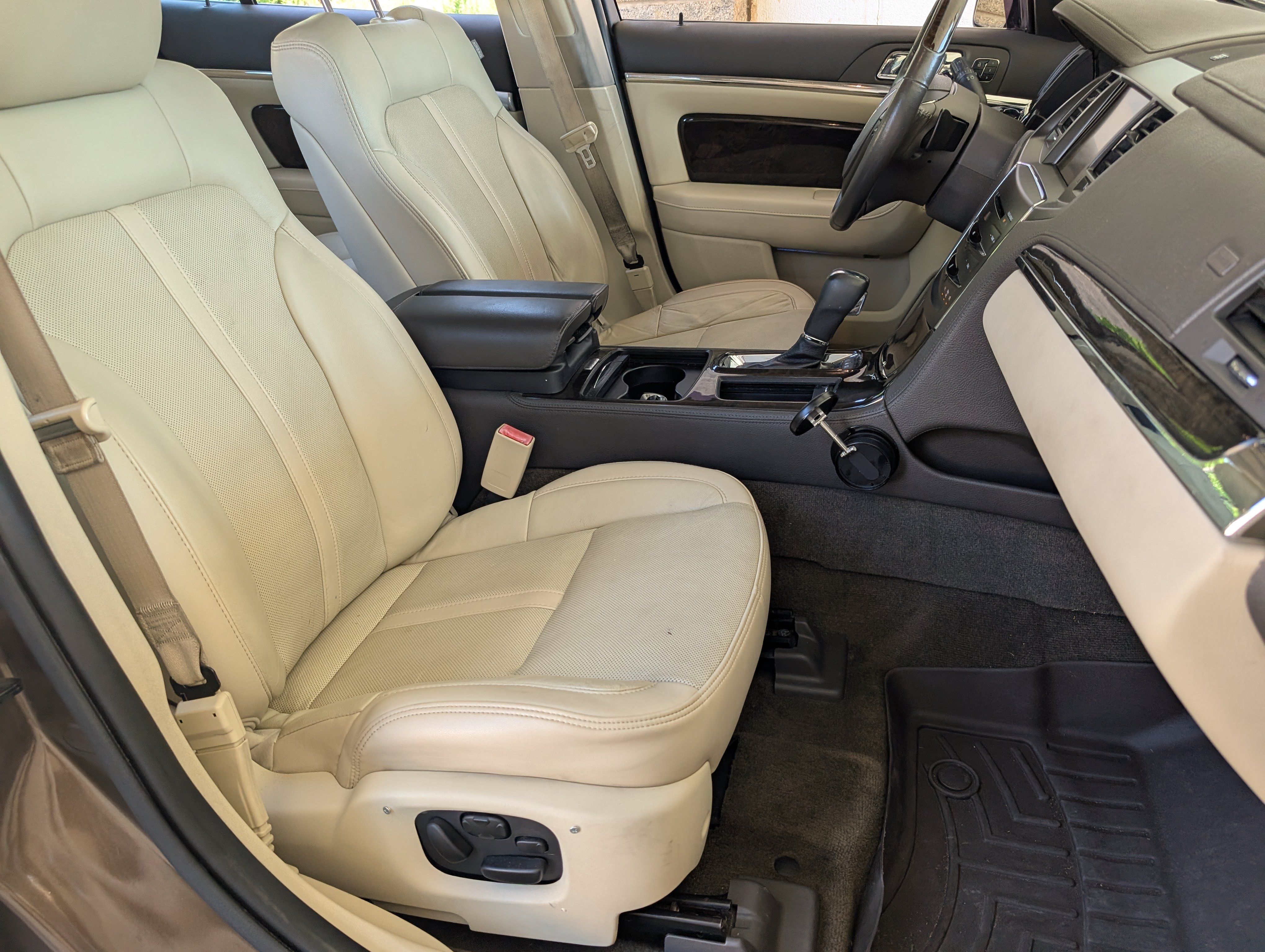 Used 2015 Lincoln MKS w/ Equipment Group 101A FWD image 15
