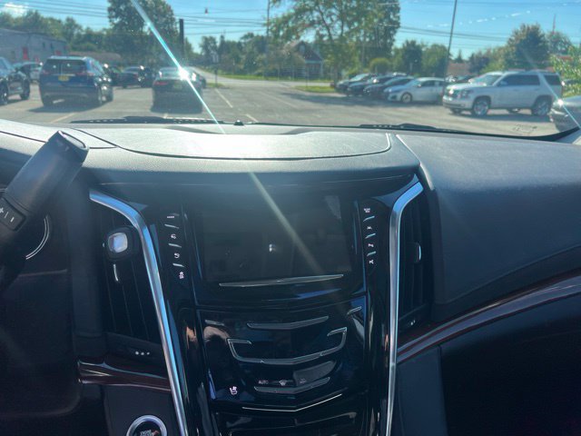 Used 2020 Cadillac Escalade Luxury AWD/4WD image 9