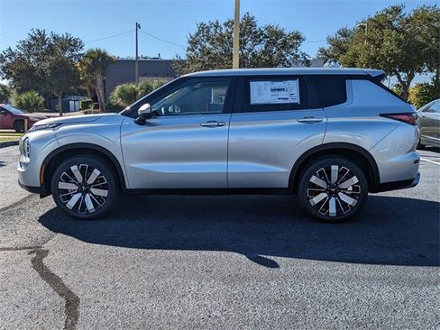 New 2025 Mitsubishi Outlander SE image 8