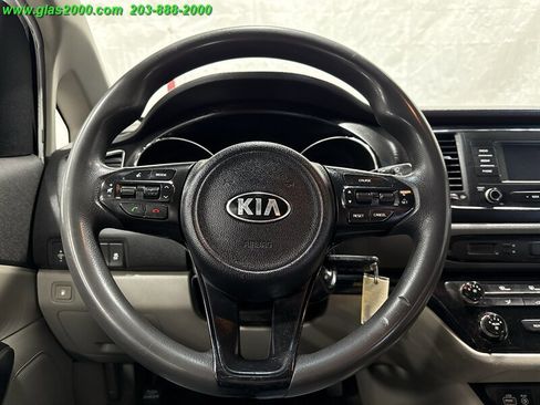 Used 2018 Kia Sedona L image 4