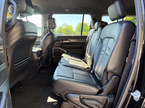 Used 2024 Jeep Wagoneer L Series II w/ Flexible Seating Group AWD/4WD image 29