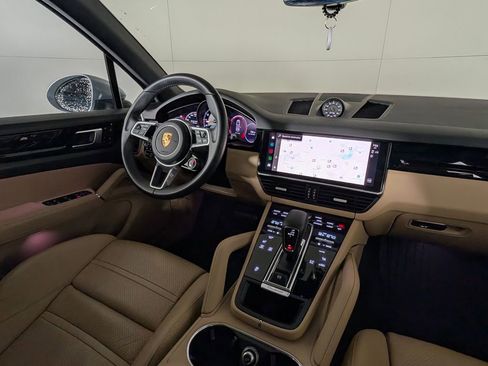 Certified 2023 Porsche Cayenne Platinum Edition image 22