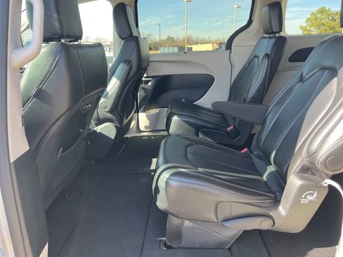 Used 2024 Chrysler Pacifica Touring-L image 15