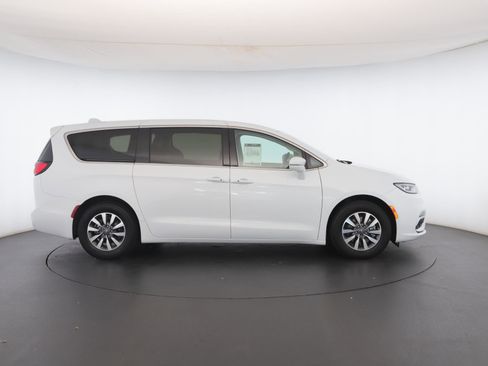 Used 2022 Chrysler Pacifica Touring-L image 30