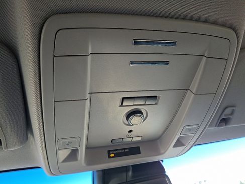 Used 2018 Chevrolet Suburban LT image 25