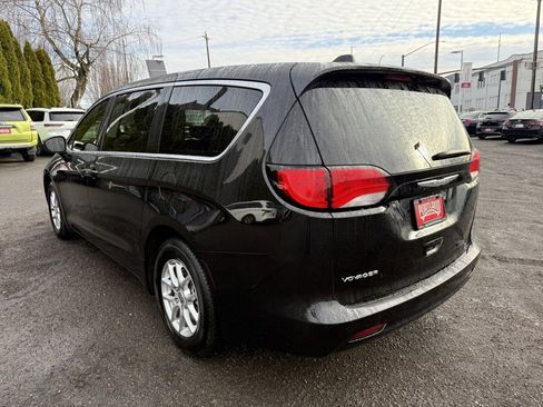 Used 2023 Chrysler Voyager LX image 5