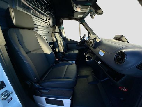 Used 2025 Mercedes-Benz Sprinter 2500 image 25