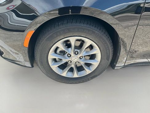 Used 2026 Chrysler Pacifica Limited FWD image 33
