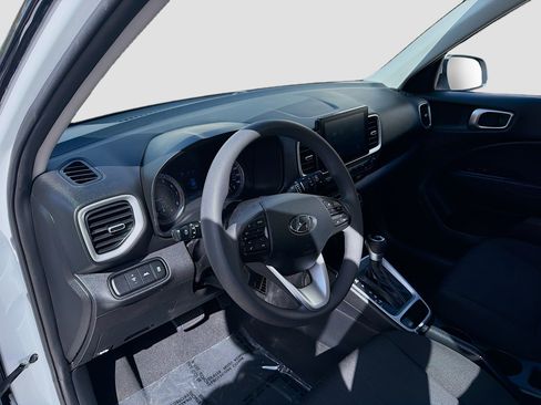 Used 2022 Hyundai Venue SE FWD image 7
