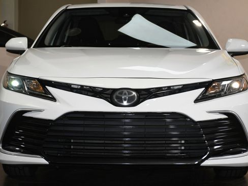Used 2021 Toyota Camry LE image 1