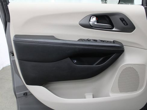 Used 2022 Chrysler Pacifica Touring-L FWD image 11