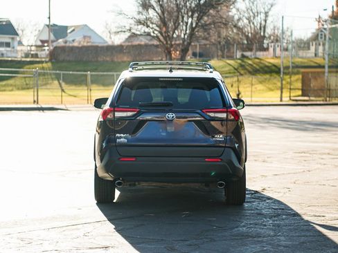Used 2021 Toyota RAV4 XLE Premium image 6
