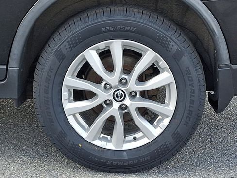 Used 2018 Nissan Rogue SV w/ Premium Package AWD/4WD image 8