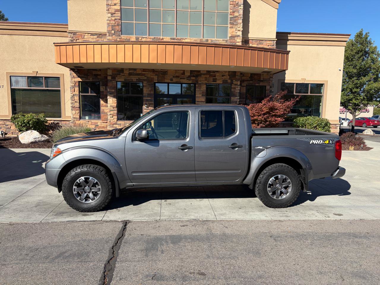 Used 2019 Nissan Frontier PRO-4X AWD/4WD image 2