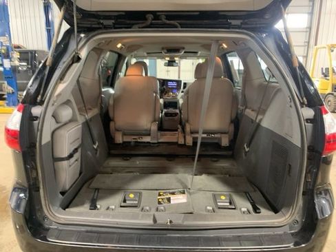 Used 2018 Toyota Sienna XLE image 23
