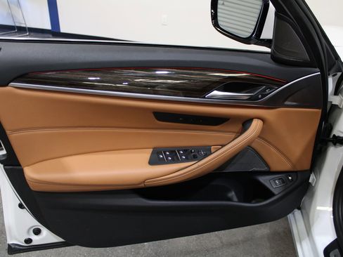 Used 2022 BMW 530e w/ Premium Package image 23