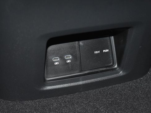 Certified 2025 Volkswagen Atlas SE image 17