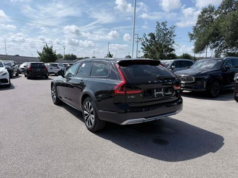Certified 2025 Volvo V90 B6 Cross Country Plus AWD/4WD image 4