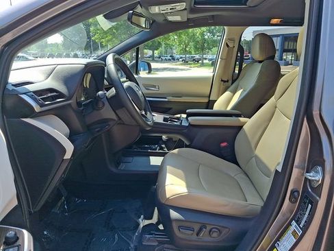 Used 2021 Toyota Sienna XLE FWD image 15