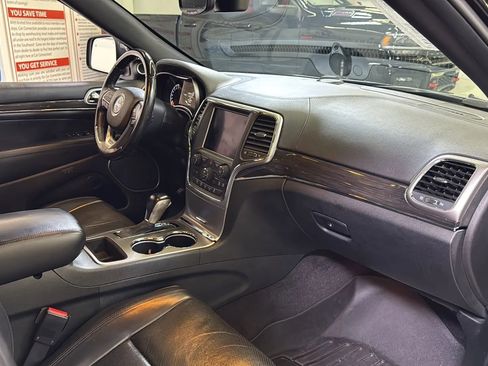 Used 2018 Jeep Grand Cherokee Overland w/ Trailer Tow Group IV RWD image 17