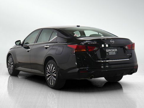 Used 2023 Nissan Altima 2.5 SV w/ SV Premium Package image 3