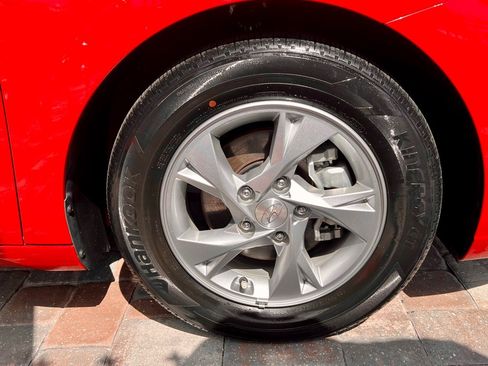 Used 2021 Hyundai Elantra SE image 30