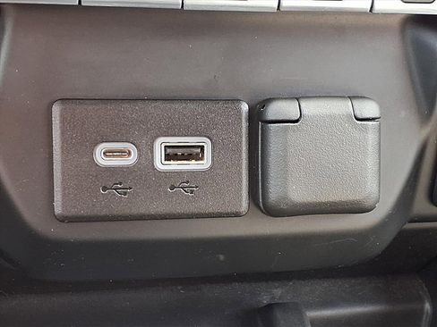 Used 2022 Chevrolet Silverado 1500 High Country w/ Technology Package image 7