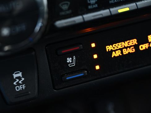 Used 2021 Toyota RAV4 Limited image 25