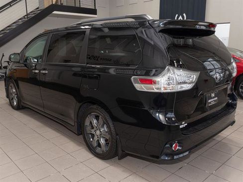 Used 2016 Toyota Sienna SE image 18